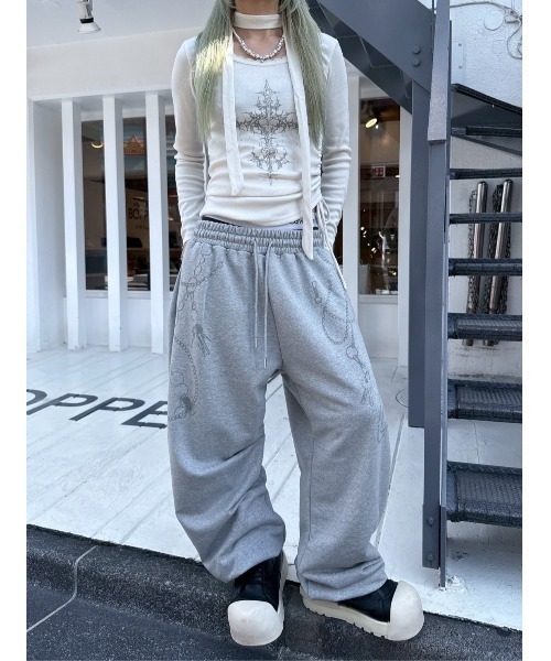 Never mind the XU / Chikashitsu+（ネバーマインド ザ エックスユー / チカシツプラス）の「【nmtc+】side gather cross long sleeve / 【エヌエムティーシープラス】サイドギャザークロス長袖Tシャツ（Tシャツ/カットソー・レディース・チャコール/アイボリー・ONE SIZE）」の10枚目の写真