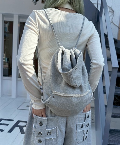 Never mind the XU / Chikashitsu+（ネバーマインド ザ エックスユー / チカシツプラス）の「【nmtc+】side gather cross long sleeve / 【エヌエムティーシープラス】サイドギャザークロス長袖Tシャツ（Tシャツ/カットソー・レディース・チャコール/アイボリー・ONE SIZE）」の5枚目の写真