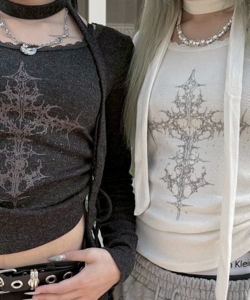 Never mind the XU / Chikashitsu+（ネバーマインド ザ エックスユー / チカシツプラス）の「【nmtc+】side gather cross long sleeve / 【エヌエムティーシープラス】サイドギャザークロス長袖Tシャツ（Tシャツ/カットソー・レディース・チャコール/アイボリー・ONE SIZE）」の13枚目の写真