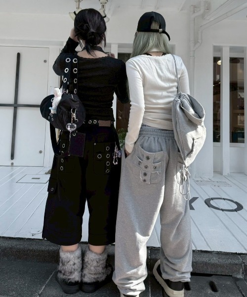 Never mind the XU / Chikashitsu+（ネバーマインド ザ エックスユー / チカシツプラス）の「【nmtc+】side gather cross long sleeve / 【エヌエムティーシープラス】サイドギャザークロス長袖Tシャツ（Tシャツ/カットソー・レディース・チャコール/アイボリー・ONE SIZE）」の14枚目の写真