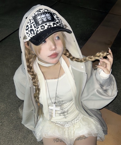 Never mind the XU / Chikashitsu+（ネバーマインド ザ エックスユー / チカシツプラス）の「【nmtc+】side gather cross long sleeve / 【エヌエムティーシープラス】サイドギャザークロス長袖Tシャツ（Tシャツ/カットソー・レディース・チャコール/アイボリー・ONE SIZE）」の16枚目の写真