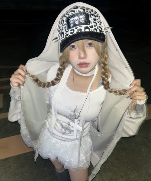 Never mind the XU / Chikashitsu+（ネバーマインド ザ エックスユー / チカシツプラス）の「【nmtc+】side gather cross long sleeve / 【エヌエムティーシープラス】サイドギャザークロス長袖Tシャツ（Tシャツ/カットソー・レディース・チャコール/アイボリー・ONE SIZE）」の17枚目の写真