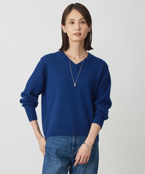 J.PRESS Ladies（J.プレス レディス）の「CASHBIT NEO Vネック ニット（ニット/セーター・レディース・ライトグレー系/ブルー系/イエロー系/ピンク系/ブラウン系・SMALL）」の2枚目の写真
