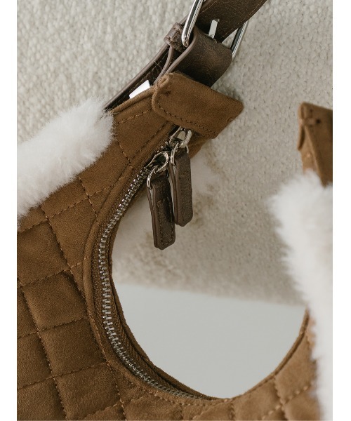 Darich（ダーリッチ）の「キルティングハーフムーンバッグ