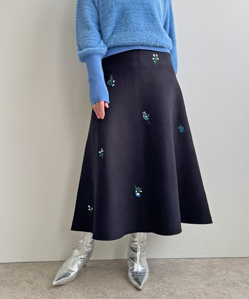 LHELBIE（レルビエ）の「【洗える】刺繍ニットフレアスカート（スカート・レディース・アイボリー/ブラック/グレー・M）」の2枚目の写真