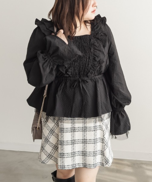 CLETTE(クレット)の「CLETTEオリジナルフリルデザインペプラムブラウス(シャツ/ブラウス・レディース・ブルーグリーン/ブラック/オフホワイト・LL/3L/4L)」の3枚目の写真