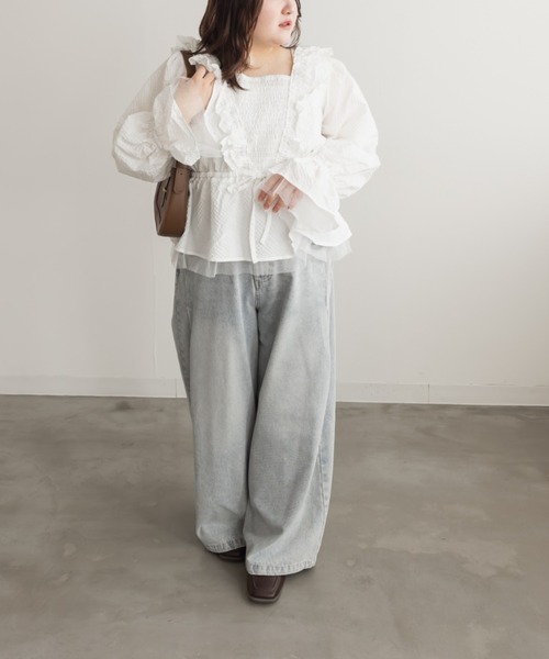 CLETTE(クレット)の「CLETTEオリジナルフリルデザインペプラムブラウス(シャツ/ブラウス・レディース・ブルーグリーン/ブラック/オフホワイト・LL/3L/4L)」の6枚目の写真