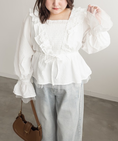 CLETTE(クレット)の「CLETTEオリジナルフリルデザインペプラムブラウス(シャツ/ブラウス・レディース・ブルーグリーン/ブラック/オフホワイト・LL/3L/4L)」の4枚目の写真