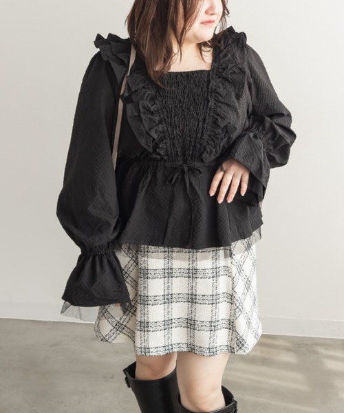 CLETTE(クレット)の「CLETTEオリジナルフリルデザインペプラムブラウス(シャツ/ブラウス・レディース・ブルーグリーン/ブラック/オフホワイト・LL/3L/4L)」の9枚目の写真