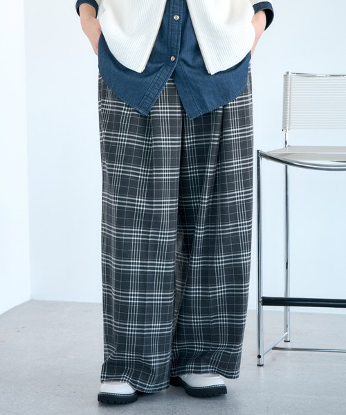 Elura（エルーラ）の「スリムウォームゆるカーブパンツ/605972（その他パンツ・レディース・ライトグレー/ネイビー/ライトピンク/チェック・MEDIUM/LARGE）」の4枚目の写真