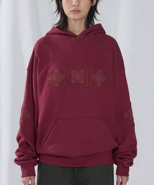 SLOWACID（スローアシッド）の「【UNISEX】SLOW ACID／ロゴパッチフーディ―（パーカー・レディース・ブラック/ボルドー/モカ・MEDIUM/LARGE）」の3枚目の写真