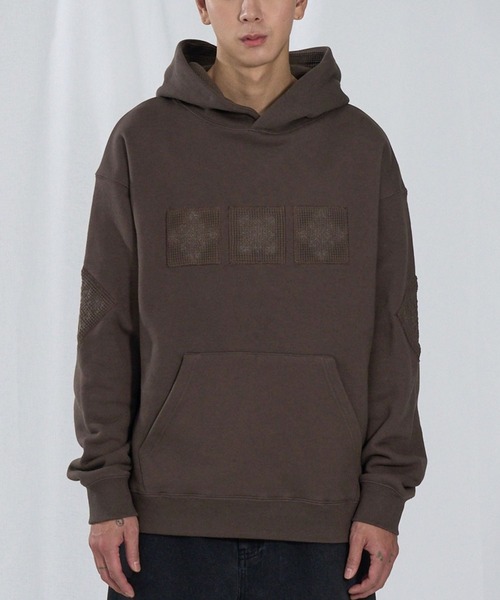 SLOWACID（スローアシッド）の「【UNISEX】SLOW ACID／ロゴパッチフーディ―（パーカー・レディース・ブラック/ボルドー/モカ・MEDIUM/LARGE）」の2枚目の写真