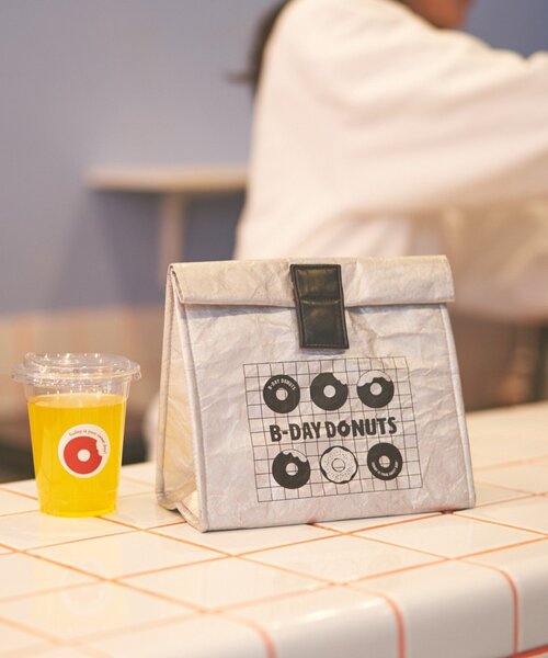 BIRTHDAY BAR（バースデイバー）の「≪BIRTHDAY BARオリジナル≫【B-DAY DONUTS】ドーナッツタイベック保冷ランチバッグ（お弁当箱・レディース・シルバー/ベージュ・0）」の2枚目の写真