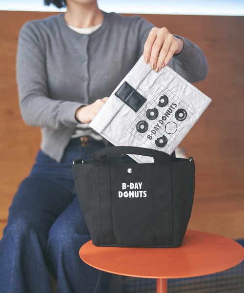 BIRTHDAY BAR（バースデイバー）の「≪BIRTHDAY BARオリジナル≫【B-DAY DONUTS】ドーナッツタイベック保冷ランチバッグ（お弁当箱・レディース・シルバー/ベージュ・0）」の4枚目の写真