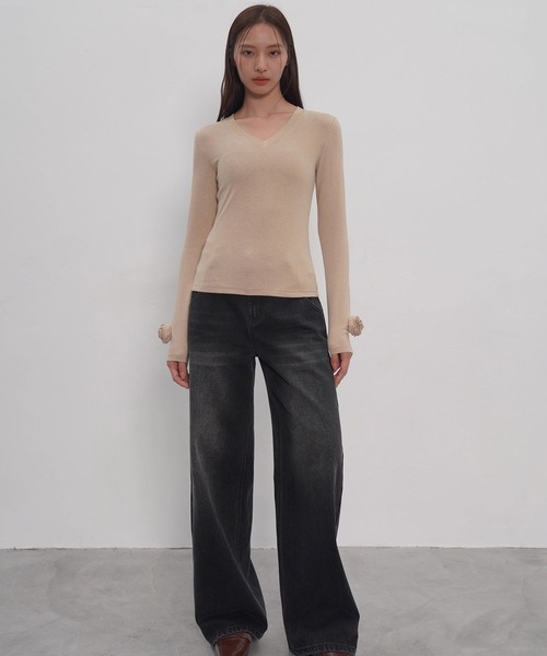 EIGHTHMONTH（エイスマンス）の「フラワーモチーフVネックニット EM25a149【EIGHTHMONTH】（Tシャツ/カットソー・レディース・ベージュ/ブラック・M/S）」の3枚目の写真