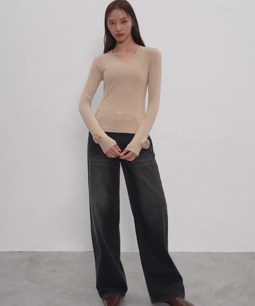 EIGHTHMONTH（エイスマンス）の「フラワーモチーフVネックニット EM25a149【EIGHTHMONTH】（Tシャツ/カットソー・レディース・ベージュ/ブラック・M/S）」の4枚目の写真