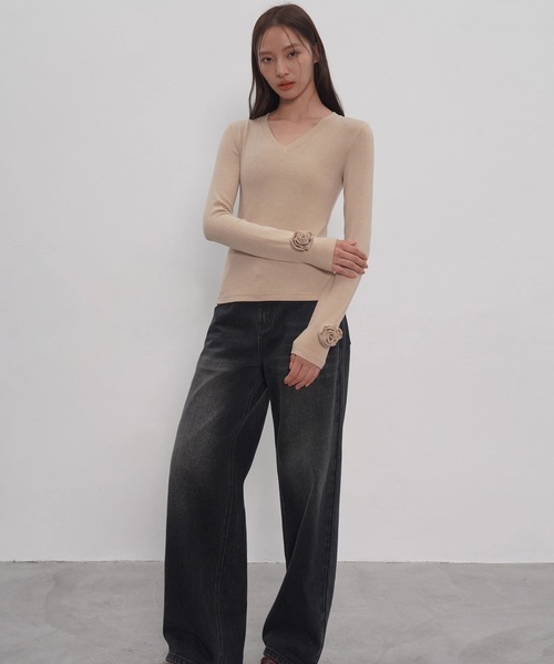 EIGHTHMONTH（エイスマンス）の「フラワーモチーフVネックニット EM25a149【EIGHTHMONTH】（Tシャツ/カットソー・レディース・ベージュ/ブラック・M/S）」の8枚目の写真