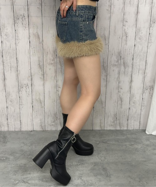 GORGE(ゴージ)の「《裾ファー付き×デニム素材》デニムショートパンツ/秋冬Y2K(その他パンツ・レディース・ネイビー/ブルー・F)」の8枚目の写真