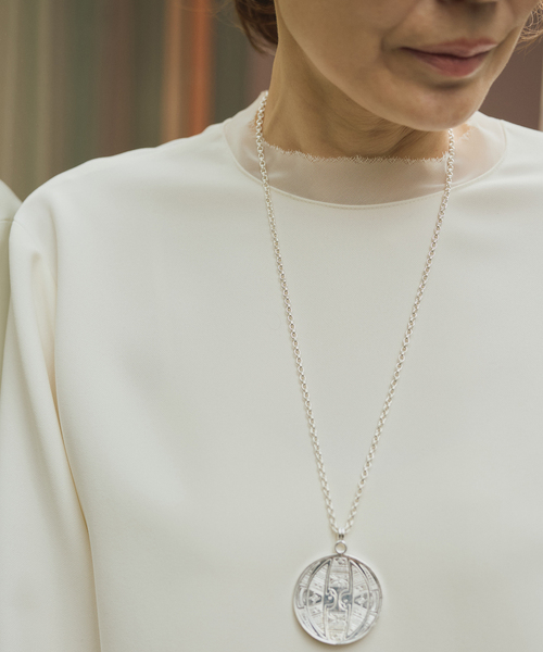 VERMEIL par iena(ヴェルメイユパーイエナ)の「Minimal Double Cross ブラウス(シャツ/ブラウス・レディース・ブラック/ホワイト・FREE)」の14枚目の写真