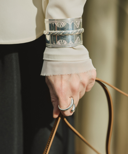 VERMEIL par iena(ヴェルメイユパーイエナ)の「Minimal Double Cross ブラウス(シャツ/ブラウス・レディース・ブラック/ホワイト・FREE)」の16枚目の写真