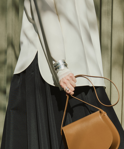 VERMEIL par iena(ヴェルメイユパーイエナ)の「Minimal Double Cross ブラウス(シャツ/ブラウス・レディース・ブラック/ホワイト・FREE)」の17枚目の写真