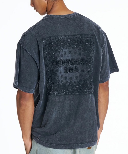 DC(ディーシー)の「DC/ディーシー 半袖 Tシャツ バックプリント バンダナ柄 DST262008(Tシャツ/カットソー・メンズ・スミクロ/ベージュ/ネイビー/ブラック・M/L/XL/S/2XL)」の2枚目の写真