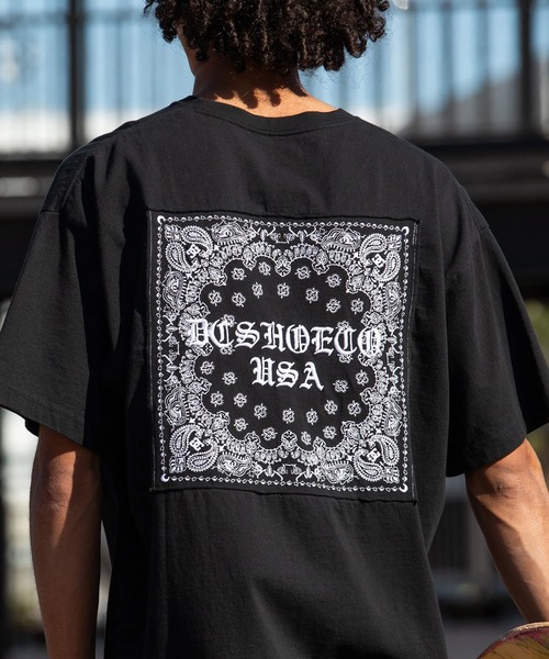 DC(ディーシー)の「DC/ディーシー 半袖 Tシャツ バックプリント バンダナ柄 DST262008(Tシャツ/カットソー・メンズ・スミクロ/ベージュ/ネイビー/ブラック・M/L/XL/S/2XL)」の1枚目の写真