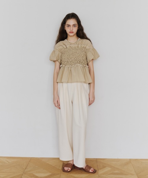 OLUN(オルン)の「shirring frill top/シャーリングフリルトップス(Tシャツ/カットソー・レディース・ブラック/アイボリー/ベージュ・FREE)」の4枚目の写真