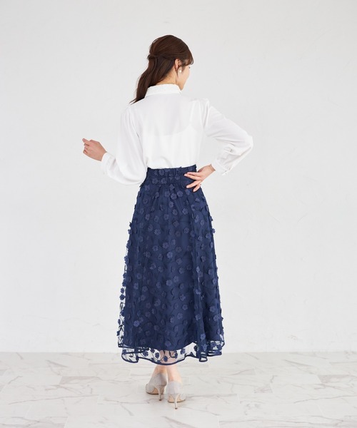 tocco closet(トッコ クローゼット)の「立体フラワーモチーフ刺繍シアーフレアスカート(スカート・レディース・ネイビー/コーラルピンク・M)」の5枚目の写真