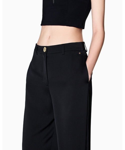 ARMANI EXCHANGE(アルマーニエクスチェンジ)の「【A|X アルマーニ エクスチェンジ】ポリクレープサテン ストレートパンツ(EC限定カラー含)(スラックス・レディース・サンドベージュ/ブラック・6/4/2/0)」の9枚目の写真
