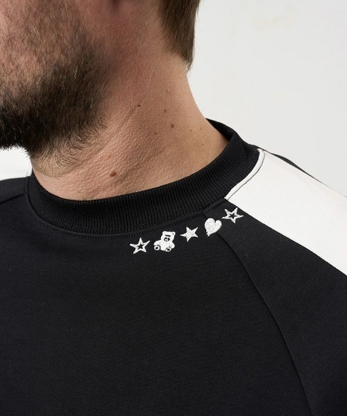 STUD MUFFIN（スタッドマフィン）の「STUD MUFFIN/スタッドマフィン/ストレッチポンチ ラインストーン ターゲットベアラインスエットシャツ/614-02862（スウェット・メンズ・ブラック/グレー・2/3）」の9枚目の写真