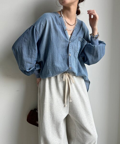 DouDou（ドゥドゥ）の「シアーデニム袖リブVVシャツ（シャツ/ブラウス・レディース・サックスブルー/グレー/ネイビー・FREE）」の3枚目の写真