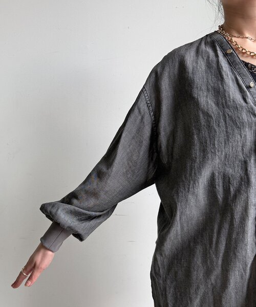 DouDou（ドゥドゥ）の「シアーデニム袖リブVVシャツ（シャツ/ブラウス・レディース・サックスブルー/グレー/ネイビー・FREE）」の18枚目の写真