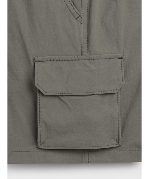 GAP(ギャップ)の「リラックスフィット プルオン ハイブリッド カーゴショートパンツ (キッズ)(その他パンツ・キッズ・ベージュ/ブラック/グレー・160cm/150cm/140cm/130cm/120cm/110cm)」の8枚目の写真
