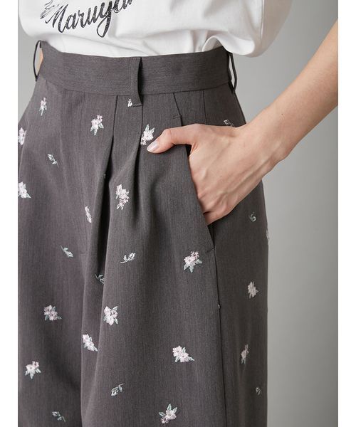 LILY BROWN（リリーブラウン）の「【LILY BROWN×KEITA MARUYAMA】sakuraエンブロイダリートラウザーズ（その他パンツ・レディース・ネイビー/グレー・1/0）」の11枚目の写真