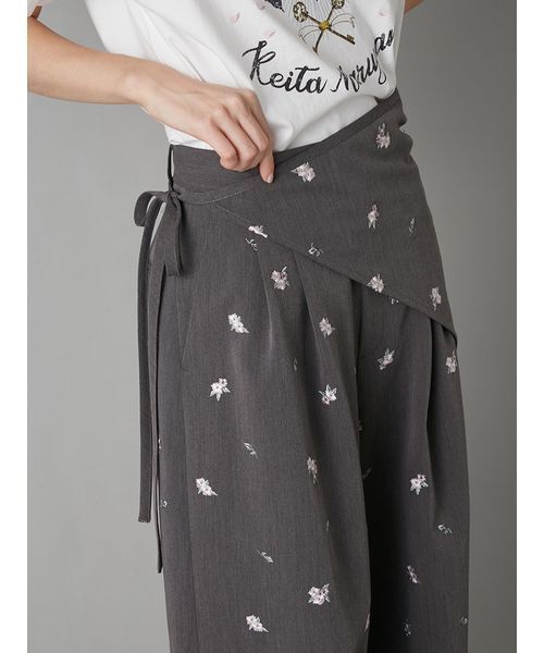 LILY BROWN（リリーブラウン）の「【LILY BROWN×KEITA MARUYAMA】sakuraエンブロイダリートラウザーズ（その他パンツ・レディース・ネイビー/グレー・1/0）」の16枚目の写真