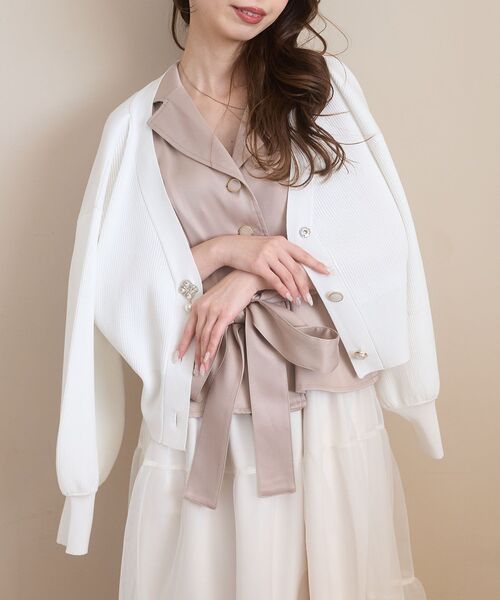 MAJESTIC LEGON（マジェスティックレゴン）の「クローバーボタンUVカットカーデ（カーディガン/ボレロ・レディース・イエロー/ブルー/ライトグリーン/ピンク/アイボリー・MEDIUM）」の2枚目の写真