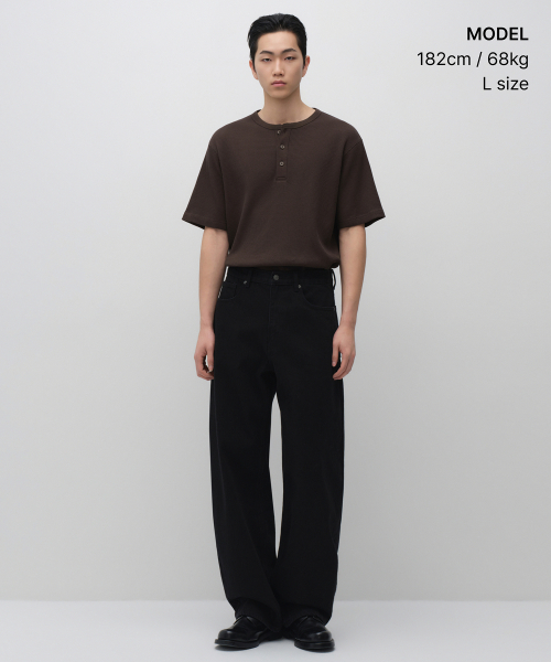 MUSINSA STANDARD（ムシンサスタンダード）の「ワッフルヘンリーネックTシャツ[ブラウン]（Tシャツ/カットソー・メンズ・その他・X-LARGE/2XL/3XL/SMALL/MEDIUM/LARGE）」の2枚目の写真