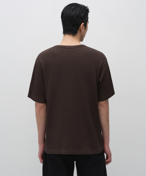 MUSINSA STANDARD（ムシンサスタンダード）の「ワッフルヘンリーネックTシャツ[ブラウン]（Tシャツ/カットソー・メンズ・その他・X-LARGE/2XL/3XL/SMALL/MEDIUM/LARGE）」の3枚目の写真