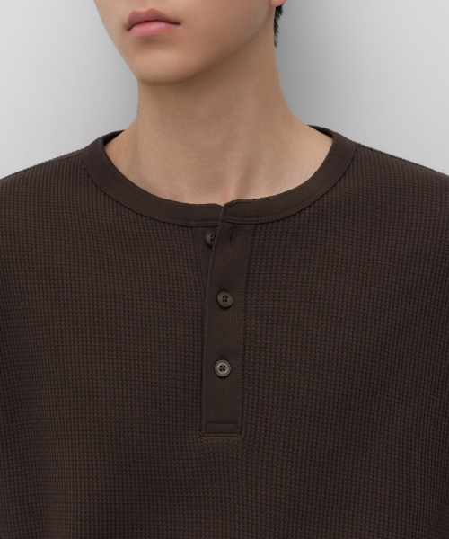 MUSINSA STANDARD（ムシンサスタンダード）の「ワッフルヘンリーネックTシャツ[ブラウン]（Tシャツ/カットソー・メンズ・その他・X-LARGE/2XL/3XL/SMALL/MEDIUM/LARGE）」の4枚目の写真