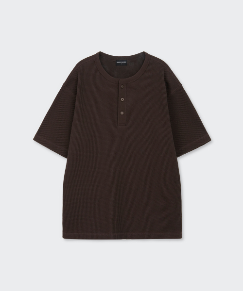 MUSINSA STANDARD（ムシンサスタンダード）の「ワッフルヘンリーネックTシャツ[ブラウン]（Tシャツ/カットソー・メンズ・その他・X-LARGE/2XL/3XL/SMALL/MEDIUM/LARGE）」の5枚目の写真