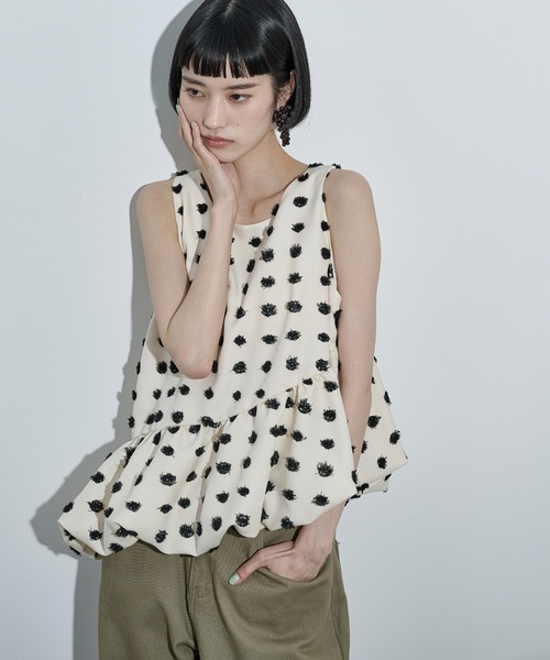 THE YOn(ザヨン)の「ドットジャガードアシメバルーンヘムノースリ(シャツ/ブラウス・レディース・ブラック/アイボリー・FREE)」の1枚目の写真