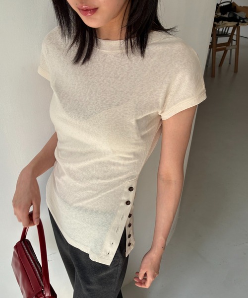 FUULLY STUDIO(フーリィーステューディオ)の「サイドボタンフレンチスリーブTEE(Tシャツ/カットソー・レディース・アイボリー/ブラック/ライトブルー・FREE)」の2枚目の写真
