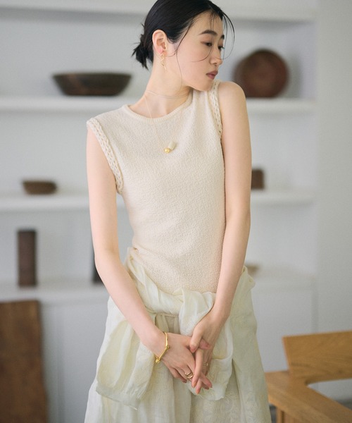 LAULEN(ローレン)の「twist trimmed textured sleeveless top /ツイストトリム3Dテクスチャースリーブレストップ(ニット/セーター・レディース・アイボリー/ブラウン・FREE)」の3枚目の写真