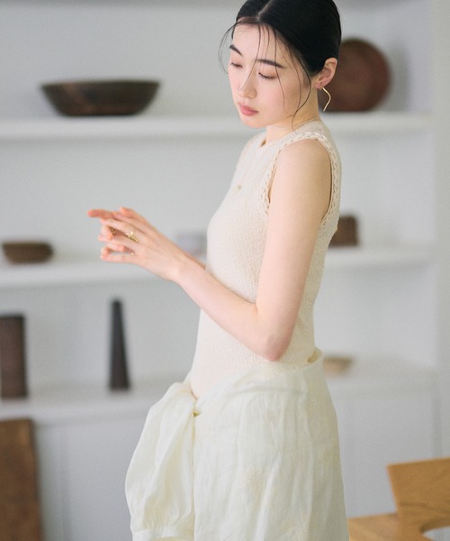 LAULEN(ローレン)の「twist trimmed textured sleeveless top /ツイストトリム3Dテクスチャースリーブレストップ(ニット/セーター・レディース・アイボリー/ブラウン・FREE)」の5枚目の写真