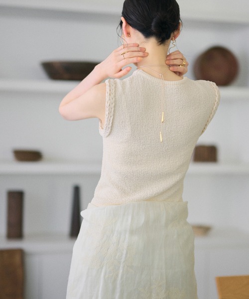 LAULEN(ローレン)の「twist trimmed textured sleeveless top /ツイストトリム3Dテクスチャースリーブレストップ(ニット/セーター・レディース・アイボリー/ブラウン・FREE)」の6枚目の写真