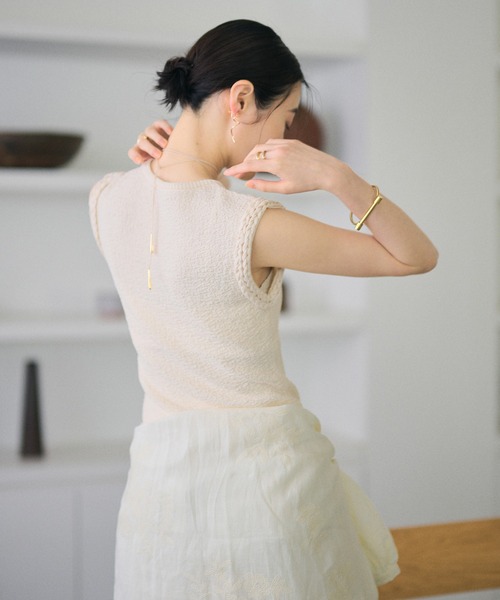 LAULEN(ローレン)の「twist trimmed textured sleeveless top /ツイストトリム3Dテクスチャースリーブレストップ(ニット/セーター・レディース・アイボリー/ブラウン・FREE)」の7枚目の写真