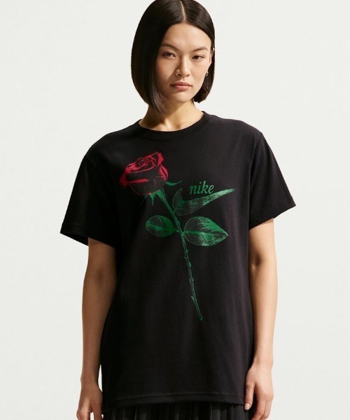 NIKE(ナイキ)の「ナイキ NIKE ナイキ NSW クラシック ST2 S/S Tシャツ(Tシャツ/カットソー・レディース・ライトベージュ/ブラック・S/M/L/XL)」の1枚目の写真