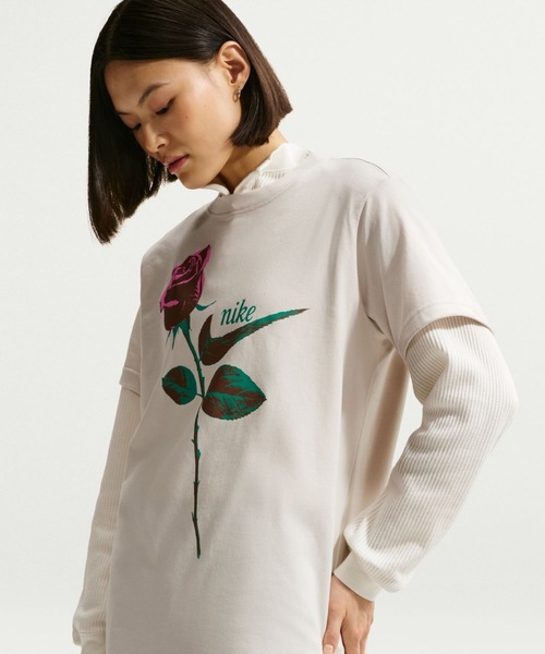 NIKE(ナイキ)の「ナイキ NIKE ナイキ NSW クラシック ST2 S/S Tシャツ(Tシャツ/カットソー・レディース・ライトベージュ/ブラック・S/M/L/XL)」の3枚目の写真