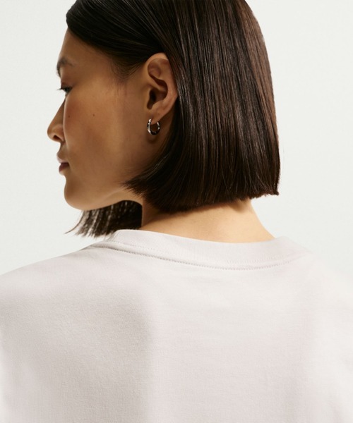 NIKE(ナイキ)の「ナイキ NIKE ナイキ NSW クラシック ST2 S/S Tシャツ(Tシャツ/カットソー・レディース・ライトベージュ/ブラック・S/M/L/XL)」の6枚目の写真